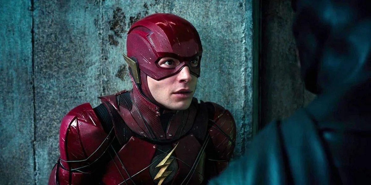 Ezra Miller trong vai The Flash. Ezra Miller trong vai The Flash.