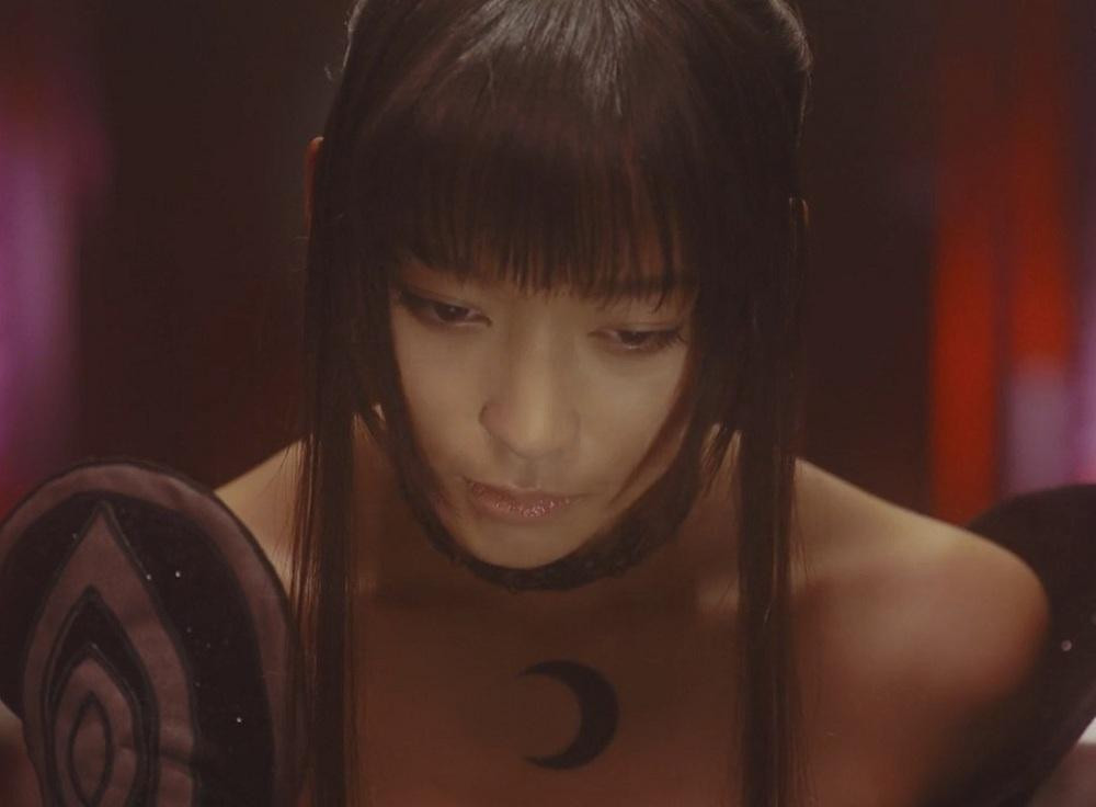 Cũng rất lười biếng, hay sai vặt, đôi lúc rất phũ phàng.