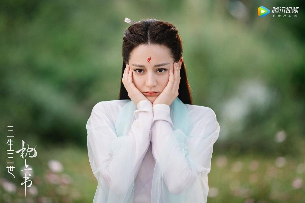 Có nhan sắc, địa vị cũng không đùa được đâu, nhưng vì tính cách hiền lành và ngây thơ mà có những kẻ thấp kém hơn cũng dám bắt nạt Phượng Cửu. Có nhan sắc, địa vị cũng không đùa được đâu, nhưng vì tính cách hiền lành và ngây thơ mà có những kẻ thấp kém hơn cũng dám bắt nạt Phượng Cửu.