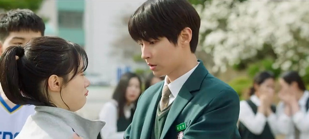 Sanha lo lắng, xem Joo Won có bị thương không. Sanha lo lắng, xem Joo Won có bị thương không.