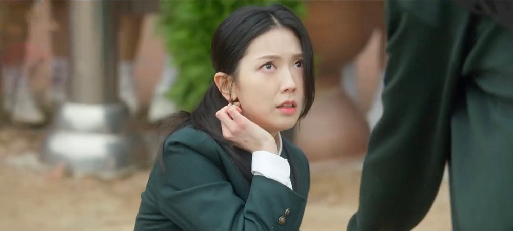 Do Hui Ju tự ngã nhưng diễn như bị Joo Won xô ngã. Do Hui Ju tự ngã nhưng diễn như bị Joo Won xô ngã.