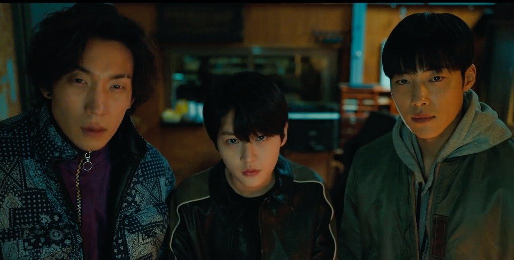 Lee Sang Yi, Kim Sae Ron và Woo Do Hwan trong Bloodhounds.