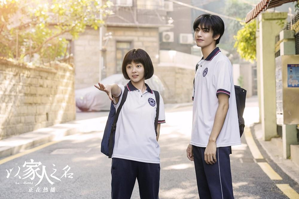 Thiếu điều đóng một cái bàn trên người là có thể vừa đi vừa học, vừa học vừa ăn... (Minh họa: Phim &quot;Lấy Danh Nghĩa Người Nhà&quot;)