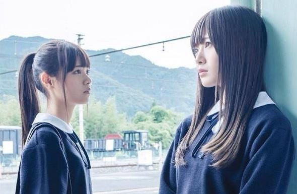 Em bảo trời mưa mà đứng dưới tán hòe thì buồn chị ạ. (Minh họa: Nogizaka46)