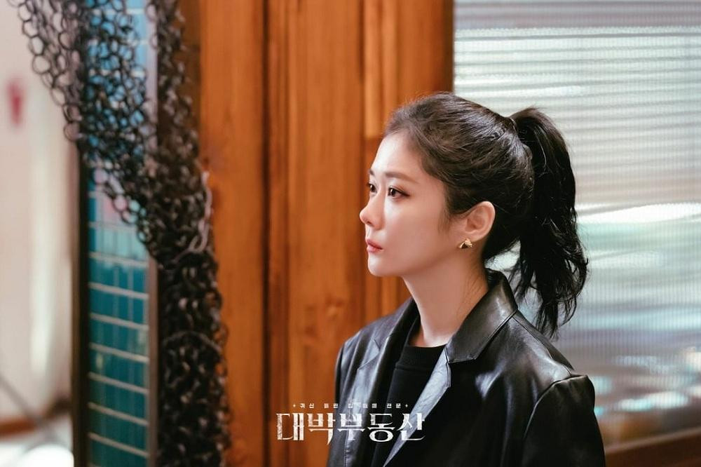 Hong Ji Ah - Pháp sư trừ tà thứ thiệt, có khả năng giúp hồn ma siêu thoát. Hong Ji Ah - Pháp sư trừ tà thứ thiệt, có khả năng giúp hồn ma siêu thoát.