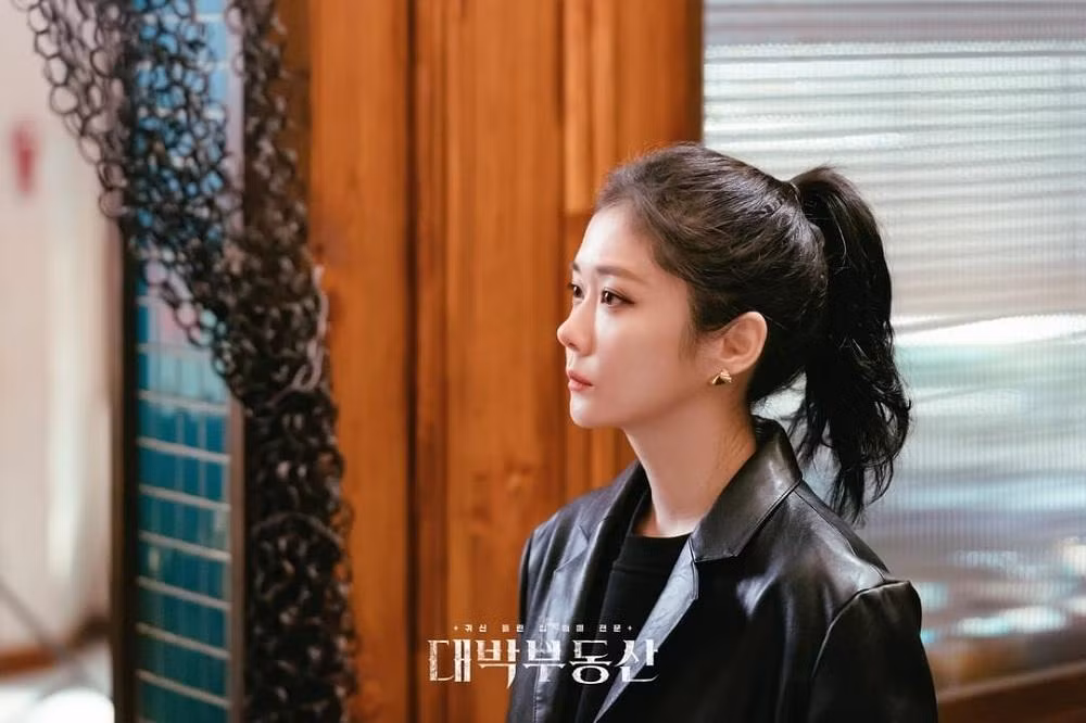 Hong Ji Ah - Pháp sư trừ tà thứ thiệt, có khả năng giúp hồn ma siêu thoát.