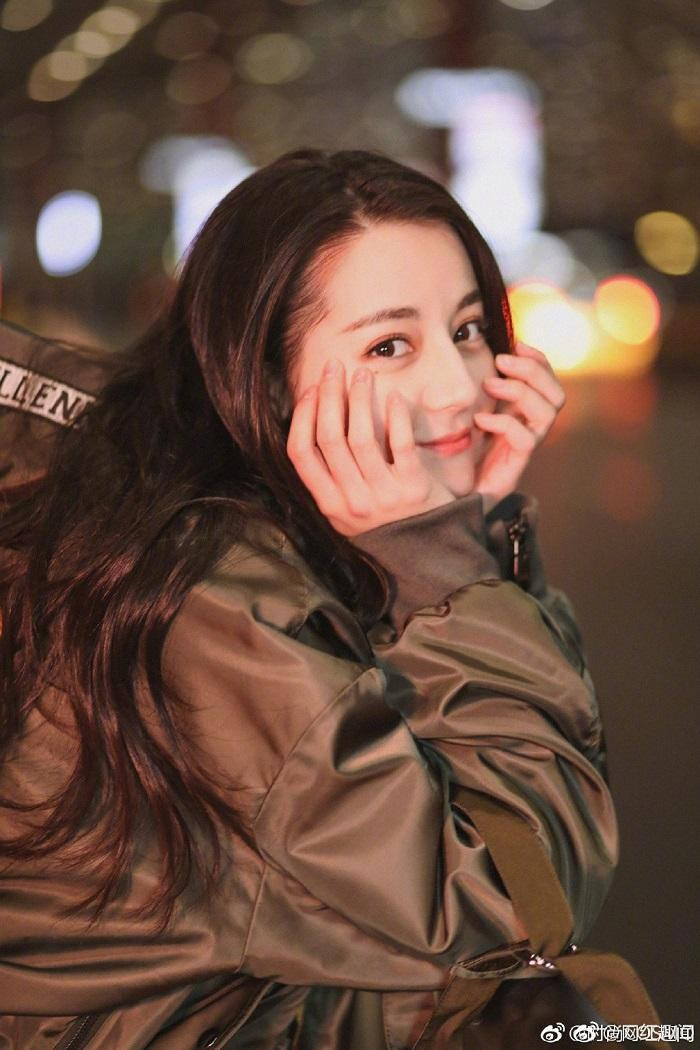 Nhưng đồng thời cũng có khí chất tươi sáng, vui vẻ.