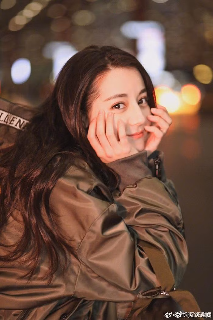 Nhưng đồng thời cũng có khí chất tươi sáng, vui vẻ.