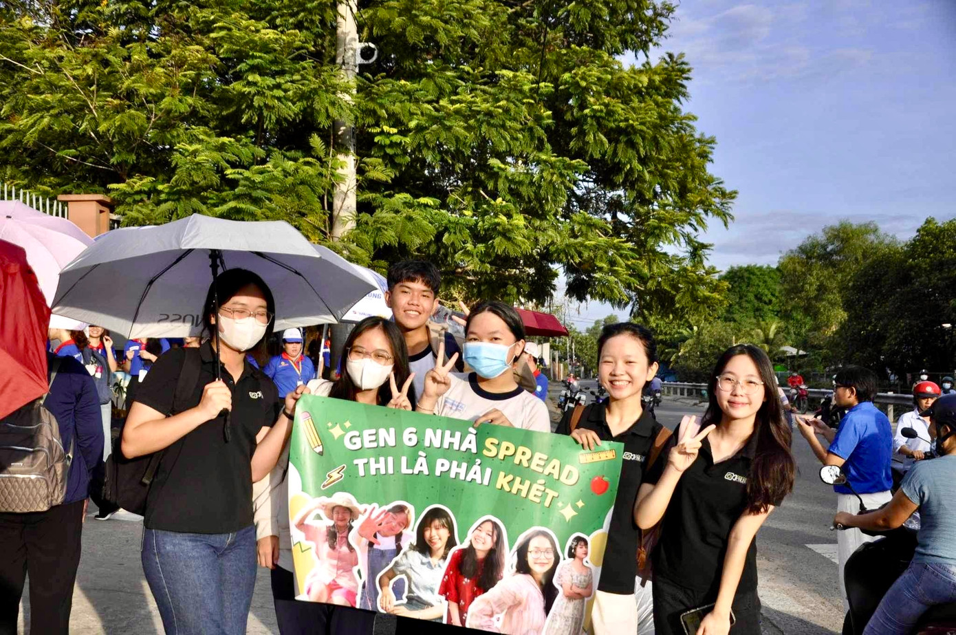 Các bạn trong SPREAD - CLB Truyền Thông & Báo Chí NHC cổ vũ anh chị khối 12 thi tốt nghiệp ở điểm thi THCS Tô Ký. Các bạn trong SPREAD - CLB Truyền Thông & Báo Chí NHC cổ vũ anh chị khối 12 thi tốt nghiệp ở điểm thi THCS Tô Ký.