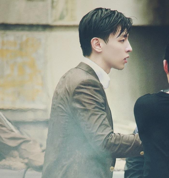 Một cảnh ướt mưa trên phim trường "Dạ Lữ Nhân". Một cảnh ướt mưa trên phim trường "Dạ Lữ Nhân".