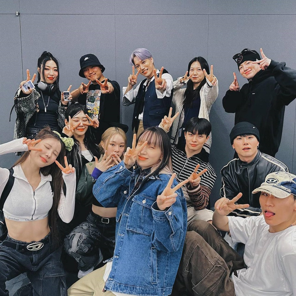 Bada Lee (ở giữa, áo xanh) đã từng cùng Kai tạo nên một màn trình diễn đẹp mắt. Bada Lee (ở giữa, áo xanh) đã từng cùng Kai tạo nên một màn trình diễn đẹp mắt.