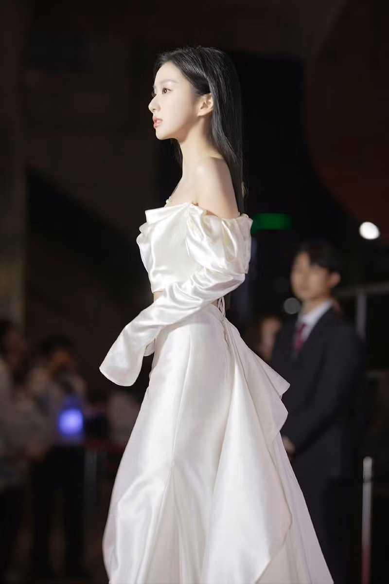 Bao Thượng Ân như tiên nữ tại LHP Quốc tế Busan 2023.