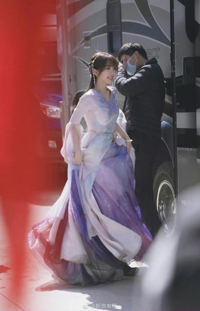 Những hình ảnh rò rỉ từ hậu trường cho thấy Ngu Thư Hân có tạo hình xinh đẹp. Những hình ảnh rò rỉ từ hậu trường cho thấy Ngu Thư Hân có tạo hình xinh đẹp.