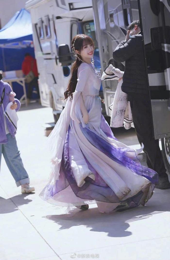 Trông rất ra dáng một tiên nữ tinh nghịch. Trông rất ra dáng một tiên nữ tinh nghịch.