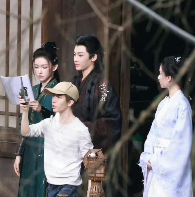 Quách Kính Minh (đội mũ) với dàn diễn viên Đại Mộng Quy Ly. Quách Kính Minh (đội mũ) với dàn diễn viên Đại Mộng Quy Ly.