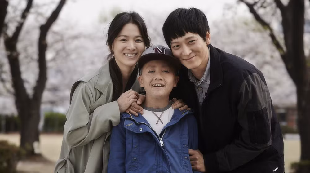 Song Hye Kyo cùng Kang Dong Won trong Những Năm Tháng Rực Rỡ. Song Hye Kyo cùng Kang Dong Won trong Những Năm Tháng Rực Rỡ.