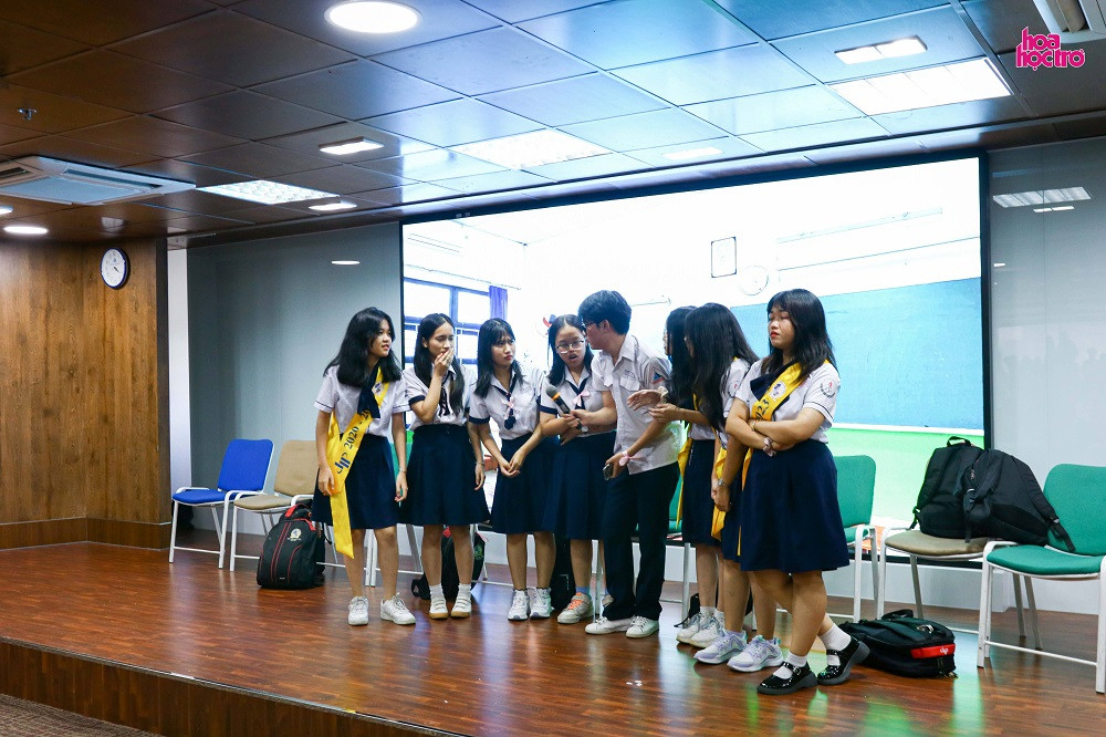 Lớp học “bất ổn” của các thành viên đội Diamond Rush và Báo Thủ. Lớp học “bất ổn” của các thành viên đội Diamond Rush và Báo Thủ.