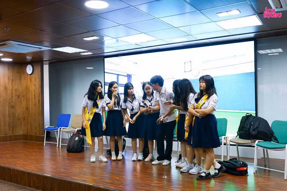 Lớp học “bất ổn” của các thành viên đội Diamond Rush và Báo Thủ. Lớp học “bất ổn” của các thành viên đội Diamond Rush và Báo Thủ.