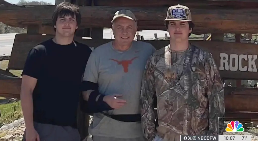 Austin Metcalf cùng em trai sinh đôi và bố.