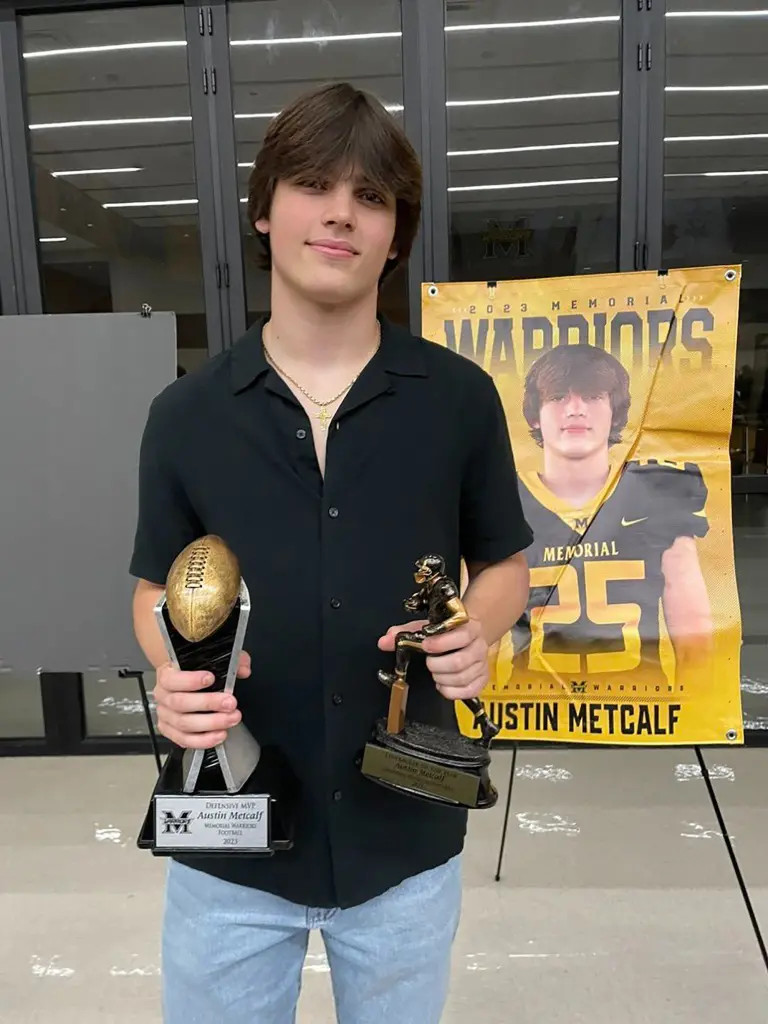 Austin Metcalf là học sinh giỏi ở trường, còn là vận động viên ngôi sao của đội bóng bầu dục.