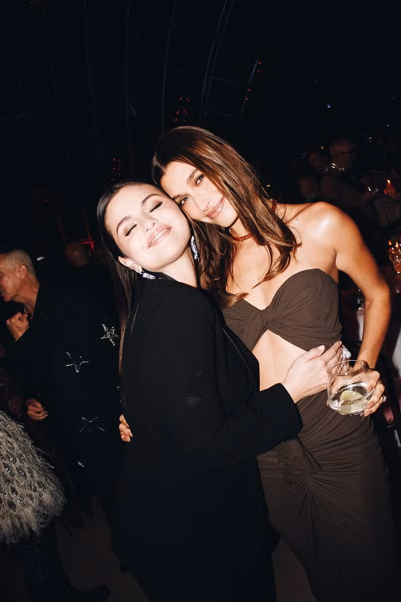 Selena Gomez và Hailey Bieber.