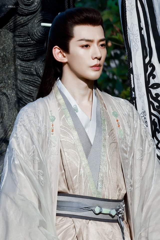 Một tạo hình khác của Đặng Vi trong Vân Tú Hành. Một tạo hình khác của Đặng Vi trong Vân Tú Hành.