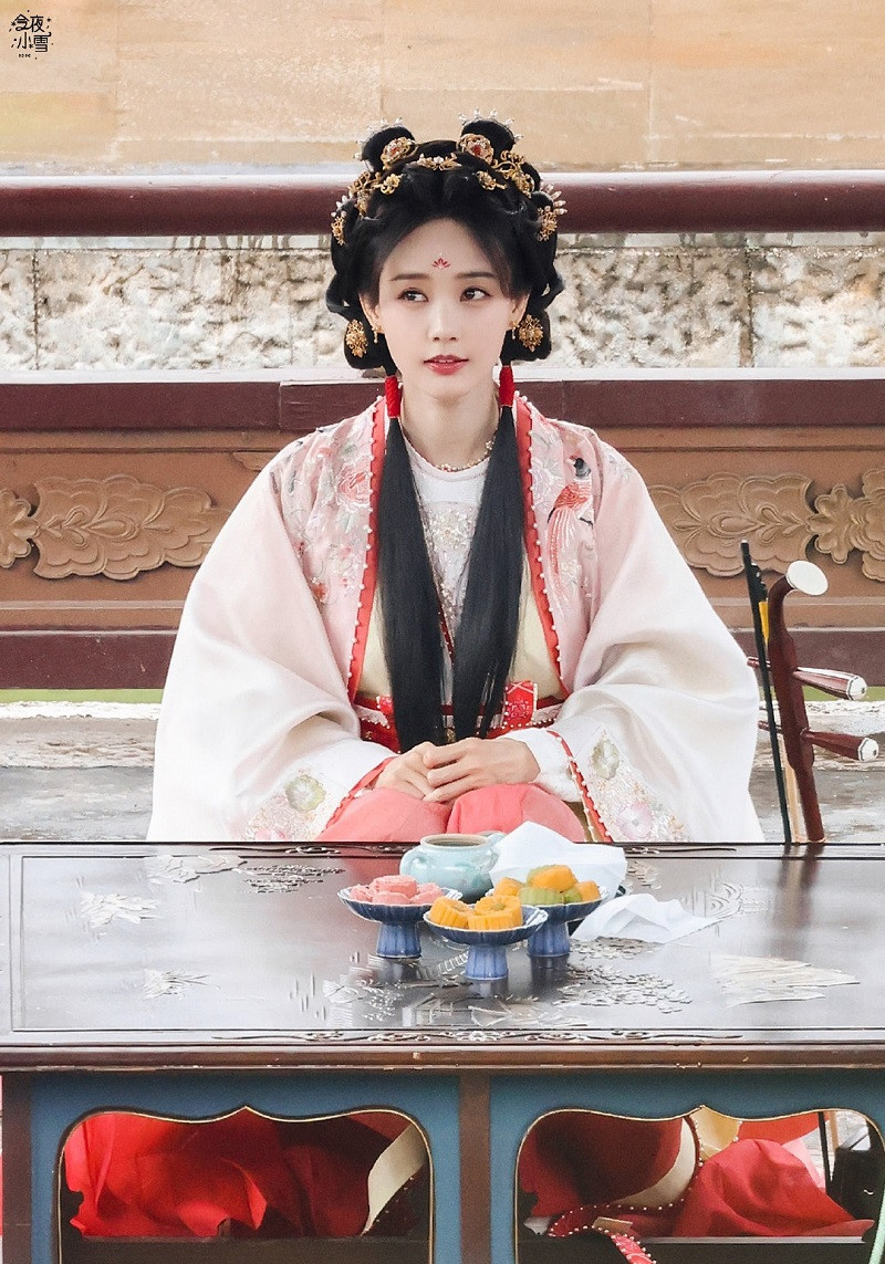 Lý Nhất Đồng trên phim trường Vân Tú Hành. Lý Nhất Đồng trên phim trường Vân Tú Hành.