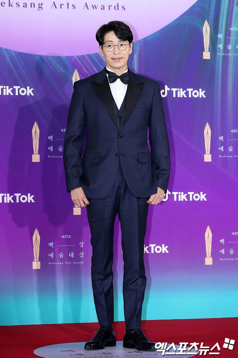 Diễn viên Uhm Ki Joon với nụ cười mỉm hiền lành, không còn một chút nào tàn ác như vai diễn Joo Dan Tae rất ám ảnh trong Penthouse.