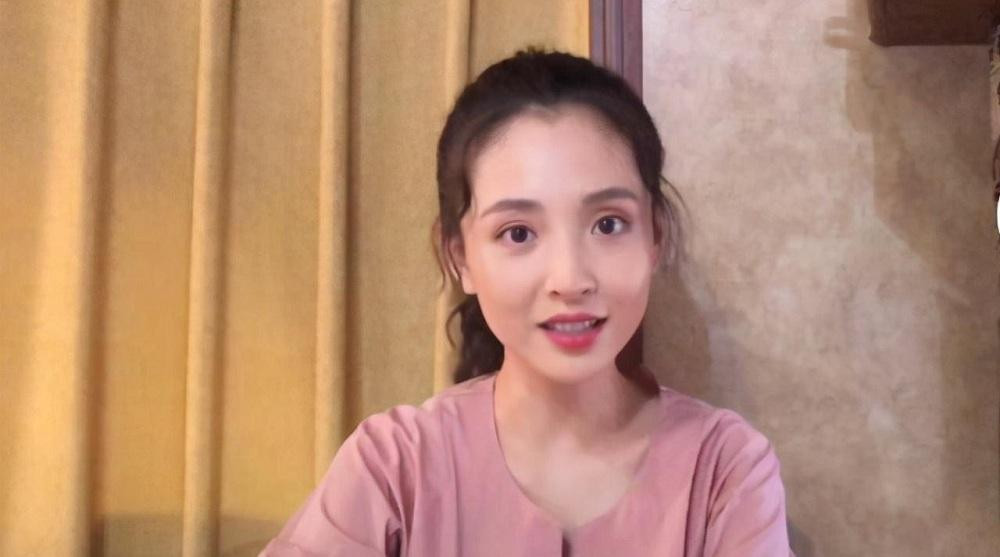 Khi livestream, Ngô Thiến lộ rõ đôi mắt mệt mỏi, gầy đi. Khi livestream, Ngô Thiến lộ rõ đôi mắt mệt mỏi, gầy đi.