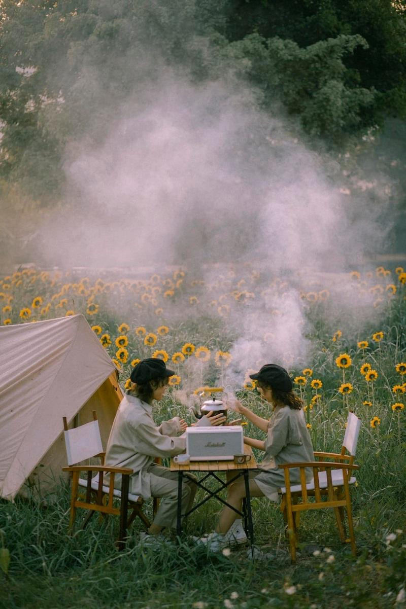 Thưởng thức cà phê giữa ngàn hoa. (Ảnh: Page Tiệm Cà Phê Trong Rừng) Thưởng thức cà phê giữa ngàn hoa. (Ảnh: Page Tiệm Cà Phê Trong Rừng)