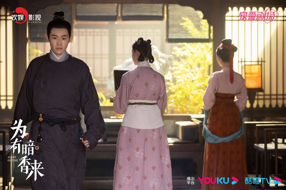 Triệu Tình ở giữa, Châu Dã bên góc phải.