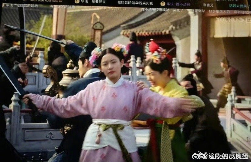 Triệu Tình áo hồng, Châu Dã áo vàng.