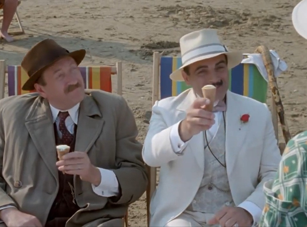 Một lần nữa, Hercule Poirot phải kết thúc sớm kỳ nghỉ của mình.