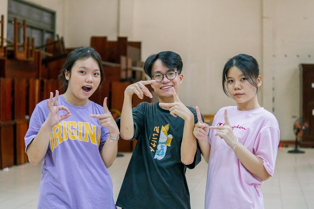 Tường Vy (ngoài cùng bên phải) và Công Minh (ở giữa).