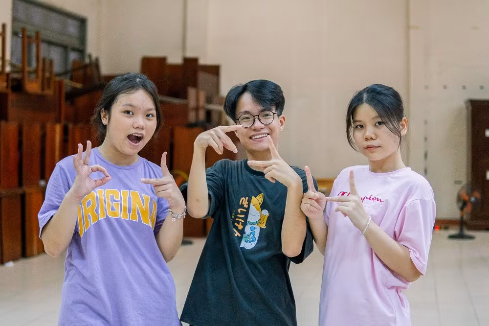 Tường Vy (ngoài cùng bên phải) và Công Minh (ở giữa). Tường Vy (ngoài cùng bên phải) và Công Minh (ở giữa).