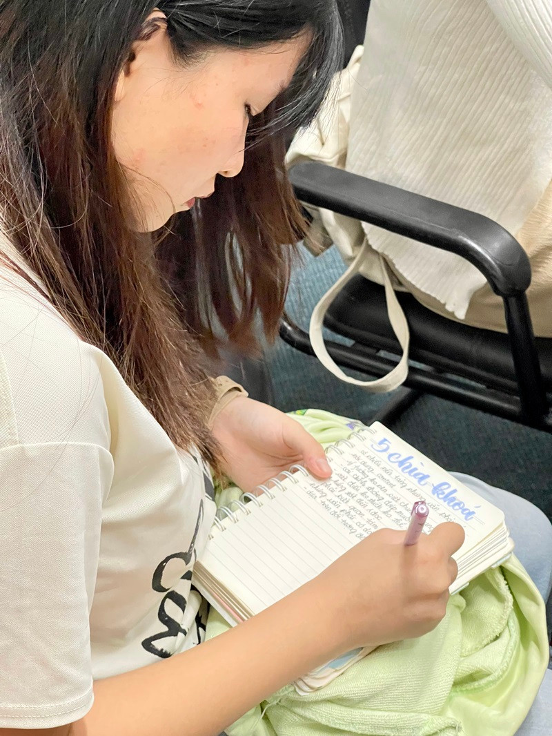 Thí sinh Thử Thách Kim Cương hí hoáy ghi chép liền tay, Thí sinh Thử Thách Kim Cương hí hoáy ghi chép liền tay,