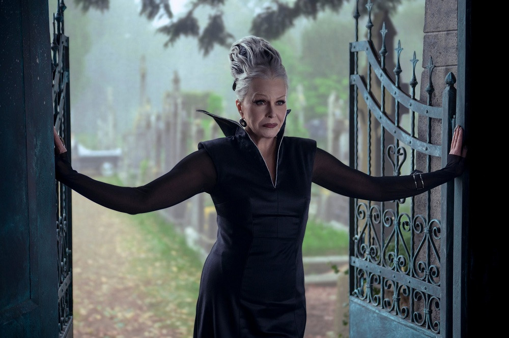 Bà của Wednesday xuất hiện quý phái và bí ẩn. Bà của Wednesday xuất hiện quý phái và bí ẩn.