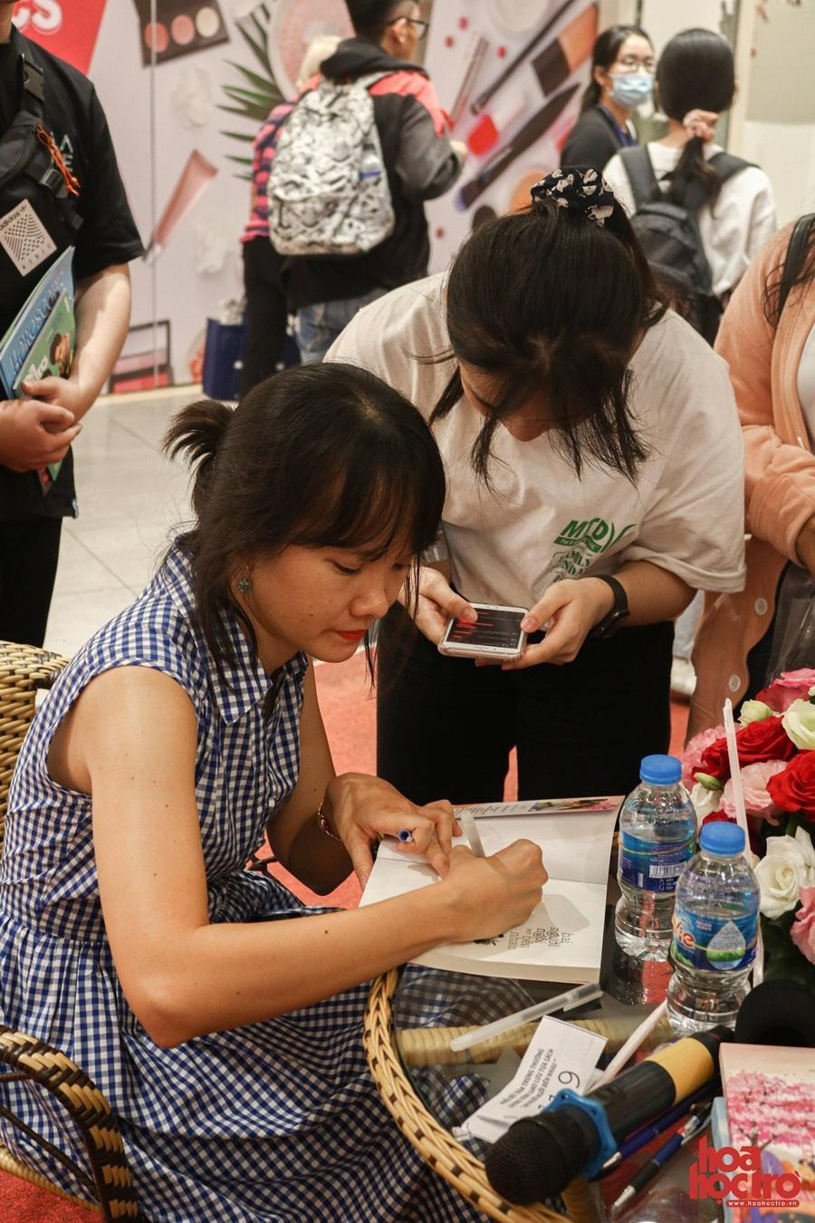 Và đặt ra các câu hỏi nhằm "làm khó" Ploy nhưng câu trả lời nhận được ai cũng gật gù. Và đặt ra các câu hỏi nhằm "làm khó" Ploy nhưng câu trả lời nhận được ai cũng gật gù.