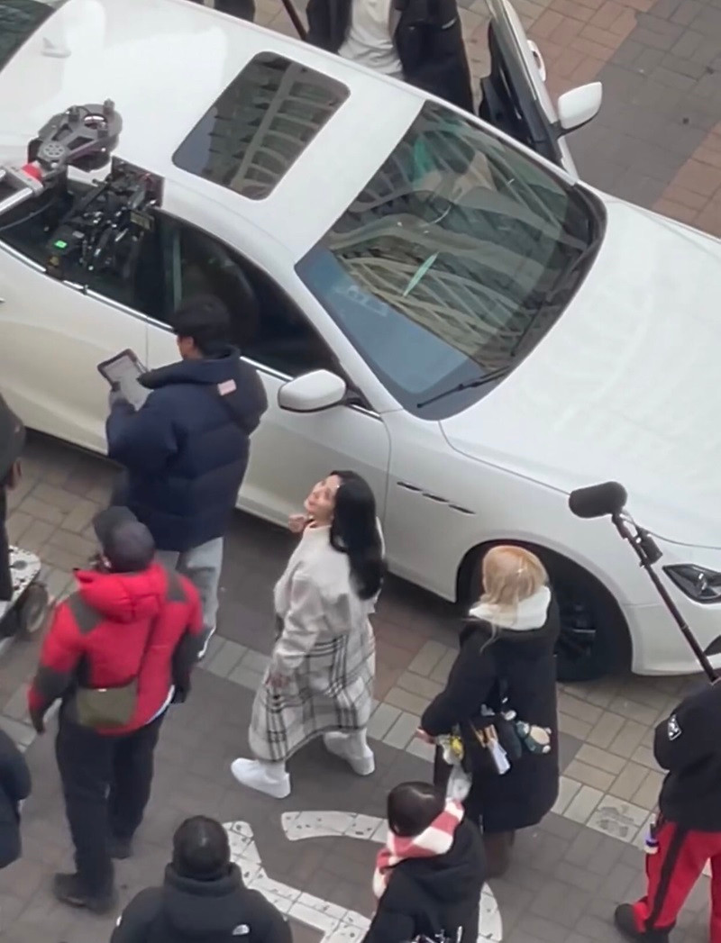 Jisoo được cho là đang trên phim trường Influenza. Jisoo được cho là đang trên phim trường Influenza.