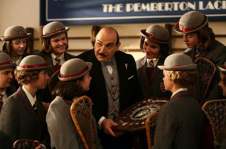 Lần này, thám tử Hercule Poirot phá án ở trường nữ sinh. Lần này, thám tử Hercule Poirot phá án ở trường nữ sinh.