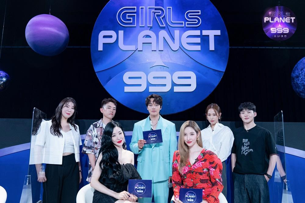 Dàn cố vấn và MC của &quot;Girls Planet 999&quot;.