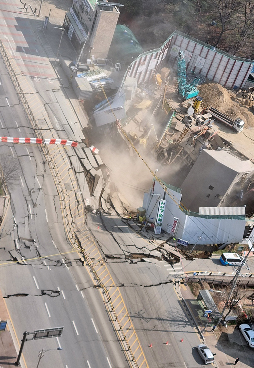 Vụ việc khiến đường hầm và con đường phía trên bị sụt lún. (Ảnh: Yonhap) Vụ việc khiến đường hầm và con đường phía trên bị sụt lún. (Ảnh: Yonhap)