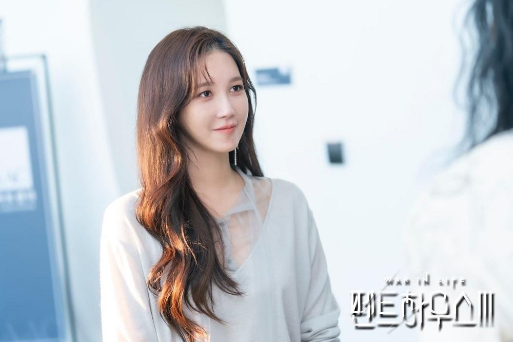 Lee Ji Ah trở lại Penthouse và thành công. Lee Ji Ah trở lại Penthouse và thành công.