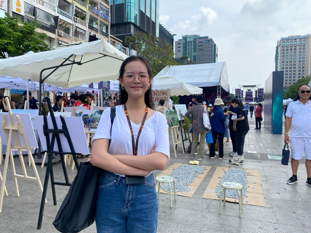 Bạn Phạm Thanh Thư: "Mình ấn tượng nhất với gian hàng của các bạn LGBT". (Ảnh: Thu Hà) Bạn Phạm Thanh Thư: "Mình ấn tượng nhất với gian hàng của các bạn LGBT". (Ảnh: Thu Hà)