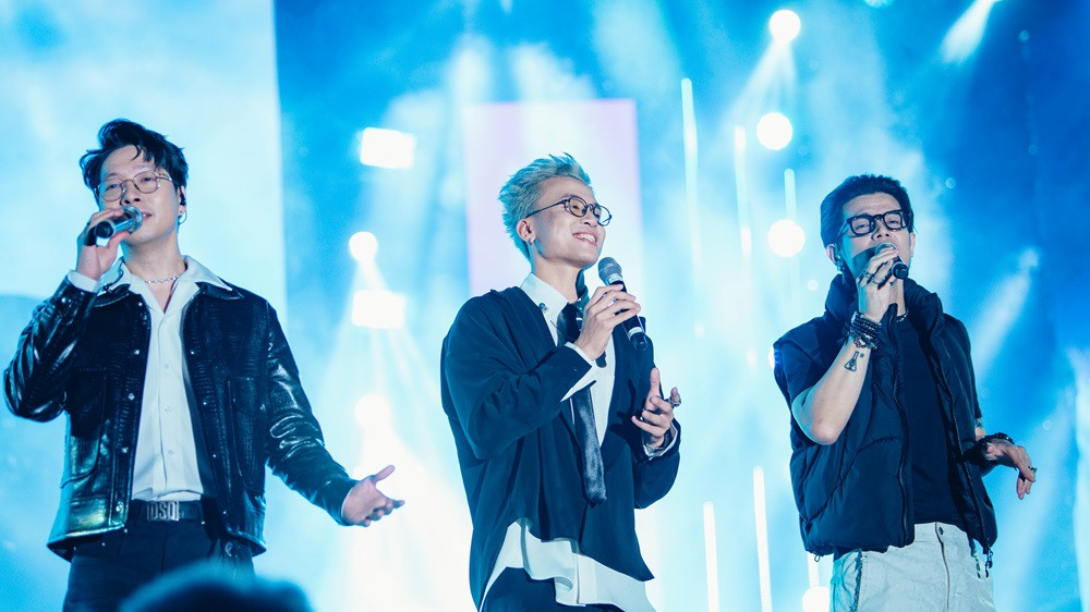 “Nhóm nhạc quốc dân” Da LAB kéo cả đại nhạc hội vào khung trời thanh xuân với Bài Ka Tuổi Trẻ, Thanh Xuân,... (Ảnh: Cẩm Nga) “Nhóm nhạc quốc dân” Da LAB kéo cả đại nhạc hội vào khung trời thanh xuân với Bài Ka Tuổi Trẻ, Thanh Xuân,... (Ảnh: Cẩm Nga)