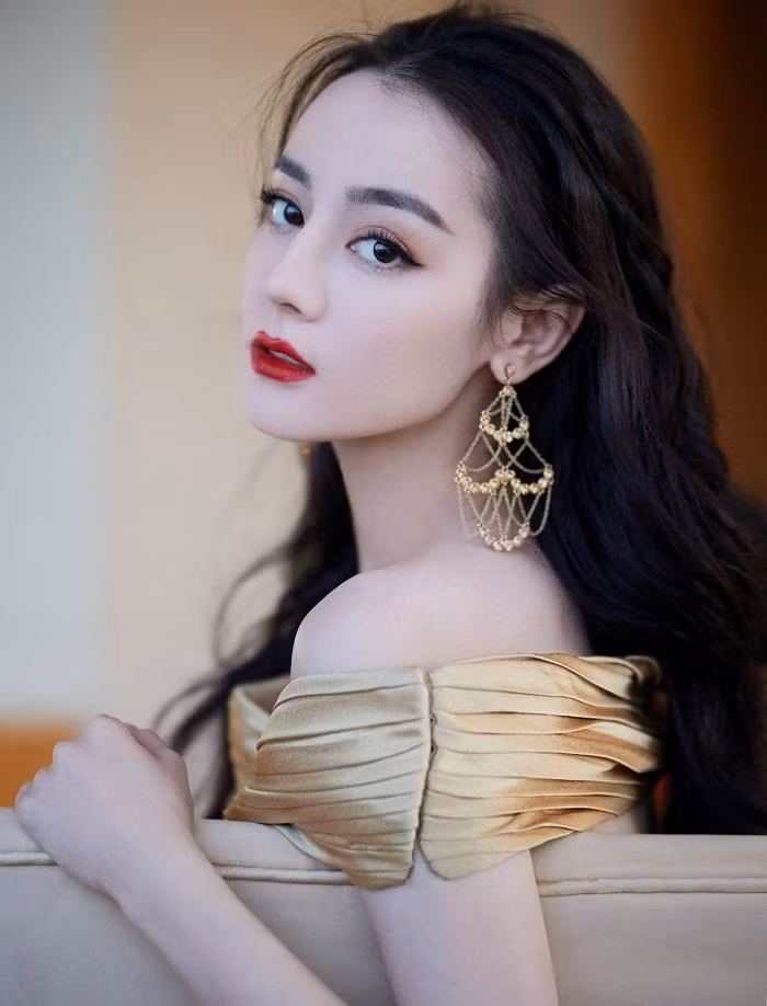 Mỹ nhân Tân Cương rất hợp với vẻ kiêu sa, lộng lẫy của một minh tinh.