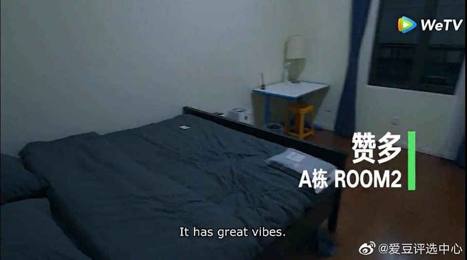 Chiếc bàn nhựa và chiếc ghế nhựa trong phòng của Santa cũng đầy bí ẩn... Chiếc bàn nhựa và chiếc ghế nhựa trong phòng của Santa cũng đầy bí ẩn...