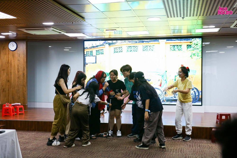 Đội Veronica và Muỗi Nam Sài Gòn đem cả tiệm bánh di động lên sân khấu. Đội Veronica và Muỗi Nam Sài Gòn đem cả tiệm bánh di động lên sân khấu.