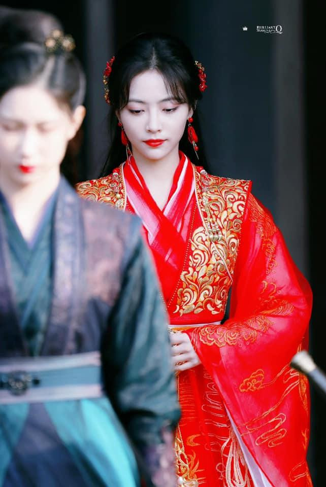 Hứa Giai Kỳ được đánh giá là không thua kém gì Cúc Tịnh Y. Hứa Giai Kỳ được đánh giá là không thua kém gì Cúc Tịnh Y.