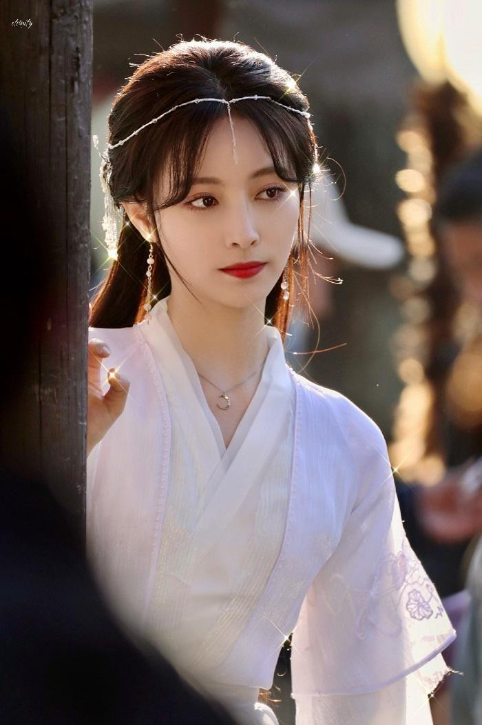 Vừa rực rỡ, vừa diễm lệ, vừa cao quý. Vừa rực rỡ, vừa diễm lệ, vừa cao quý.